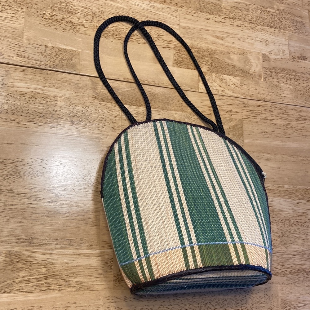 One of a kind rattan clam shell bag - Picture 1 of 11